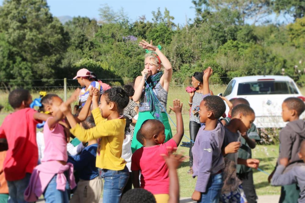 Kerspartytjie bring vreugde aan kinders van Wilderness Hoogte