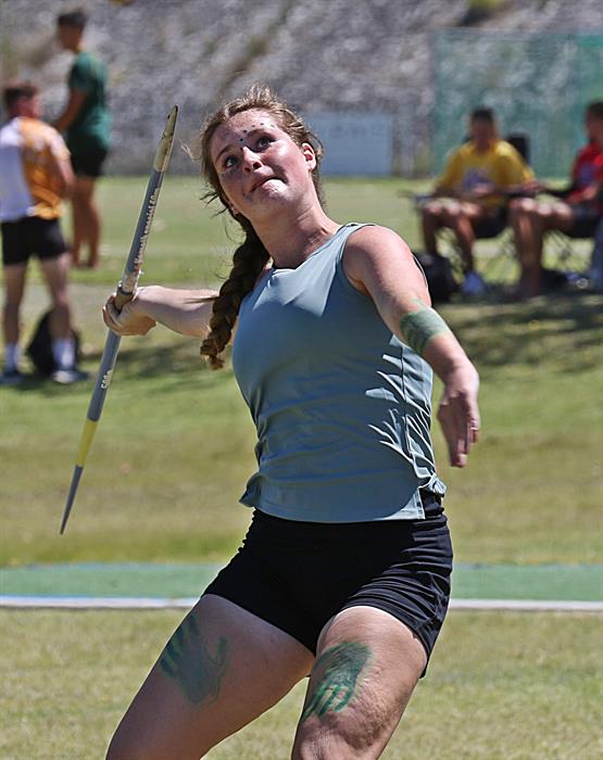 Leane Koen in aksie in die spiesgooi vir dogters o.15. Sy het ook Mieke Strydom se 2015-rekord (35.28) in die diskus na 37.79 verbeter.